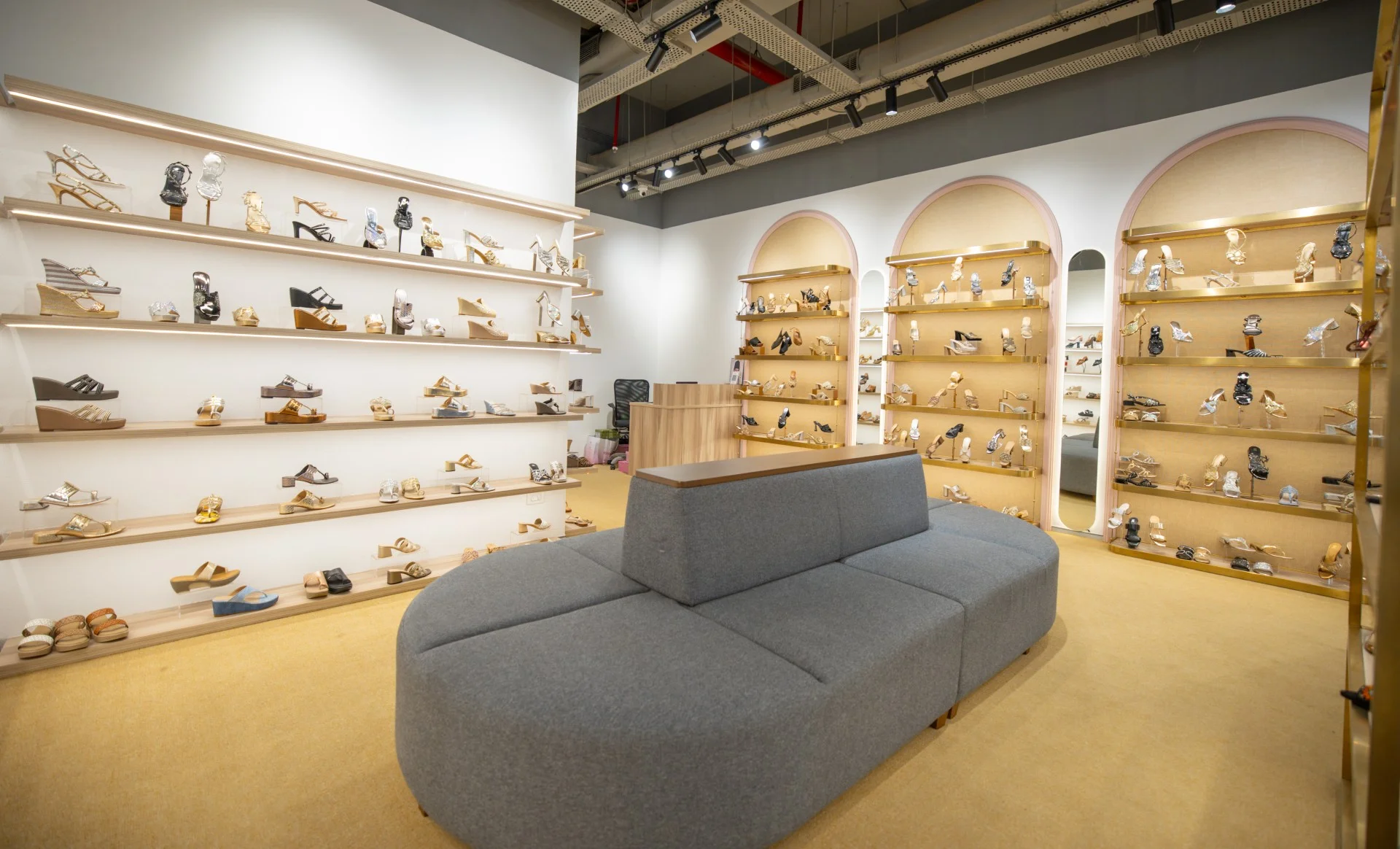 Gossip_Interior